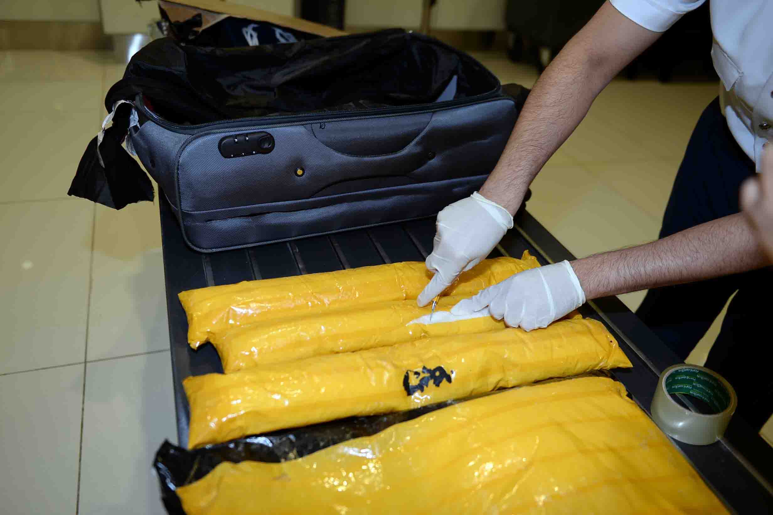 بالتعاون والتنسيق بين شئون الجمارك وإدارة مكافحة المخدرات .. القبض على شخصين حاولا تهريب مواد مخدرة بقيمة 90 ألف دينار عبر مطار البحرين الدولي<